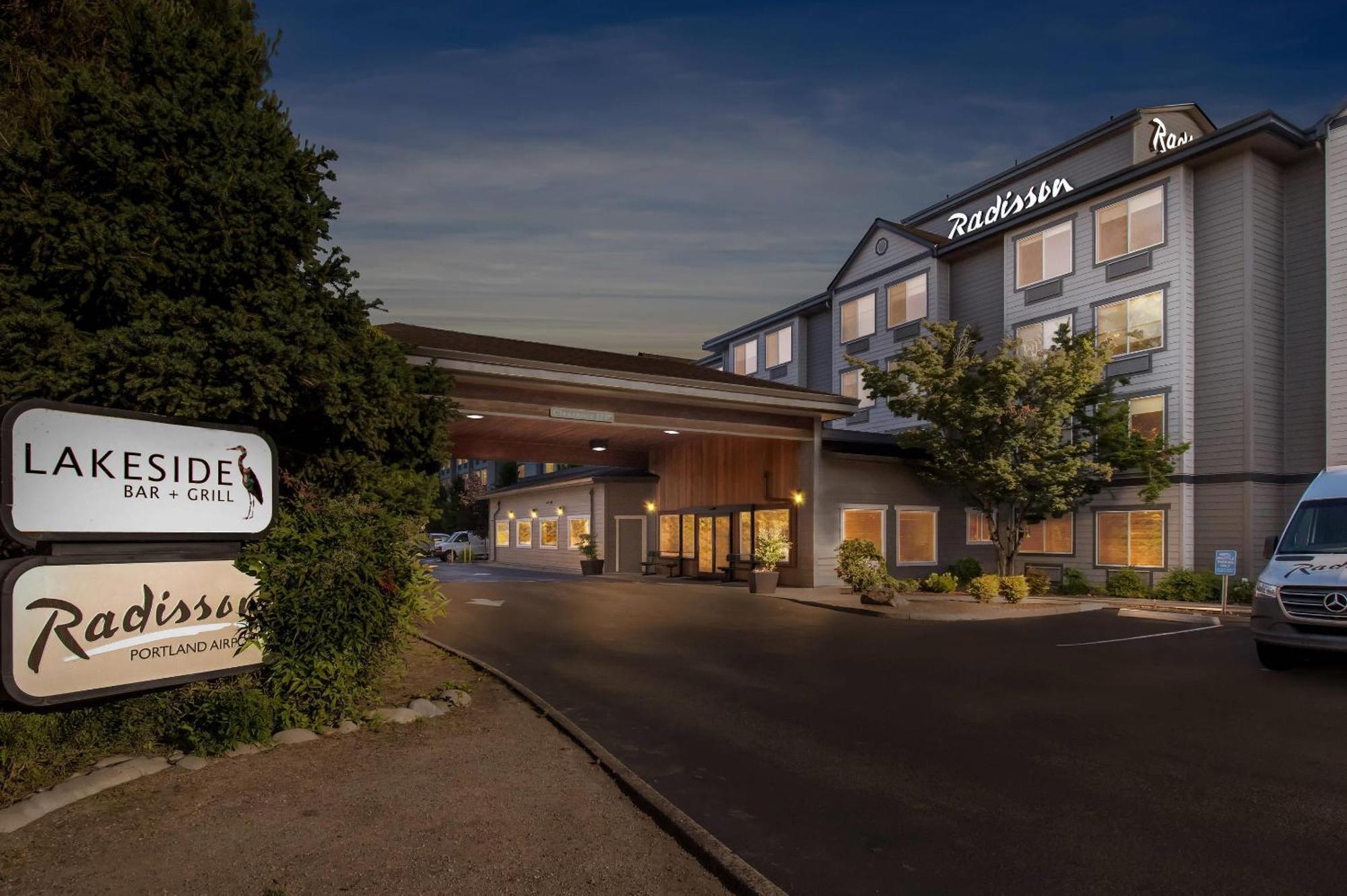 Hotel Radisson Airport 3*